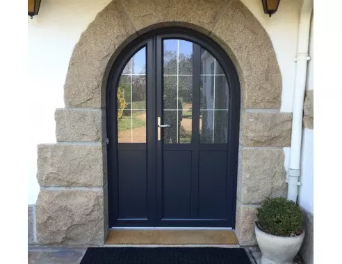 Installation porte d'entrée menuiserie serrurerie